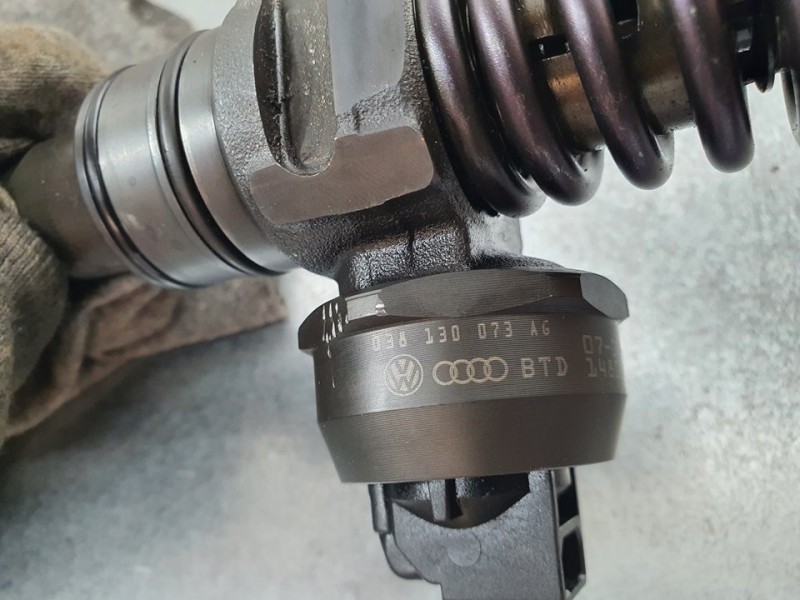 Recambio de inyector para seat leon (1p1) 1.9 tdi referencia OEM IAM 038130073AG 0414720215 BOSCH