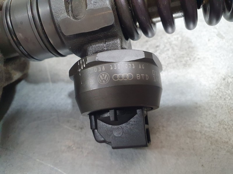 Recambio de inyector para seat leon (1p1) 1.9 tdi referencia OEM IAM 038130073AG 0414720215 BOSCH