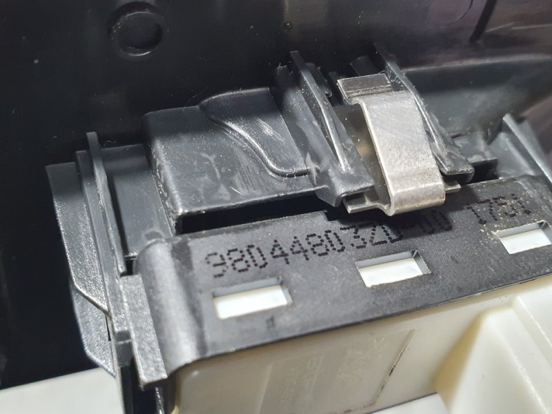 Recambio de mando elevalunas trasero derecho para peugeot 2008 (p1) active referencia OEM IAM 98044803ZD  