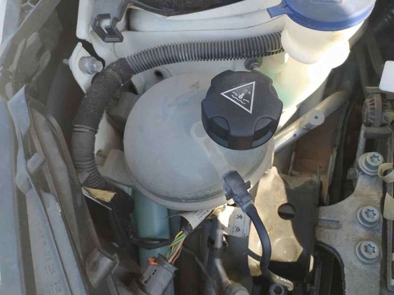 Recambio de deposito expansion para peugeot 208 tech edition blue hdi referencia OEM IAM 9800777280  