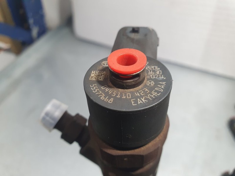 Recambio de inyector para opel insignia berlina selective referencia OEM IAM 55577668 0445110423 BOSCH