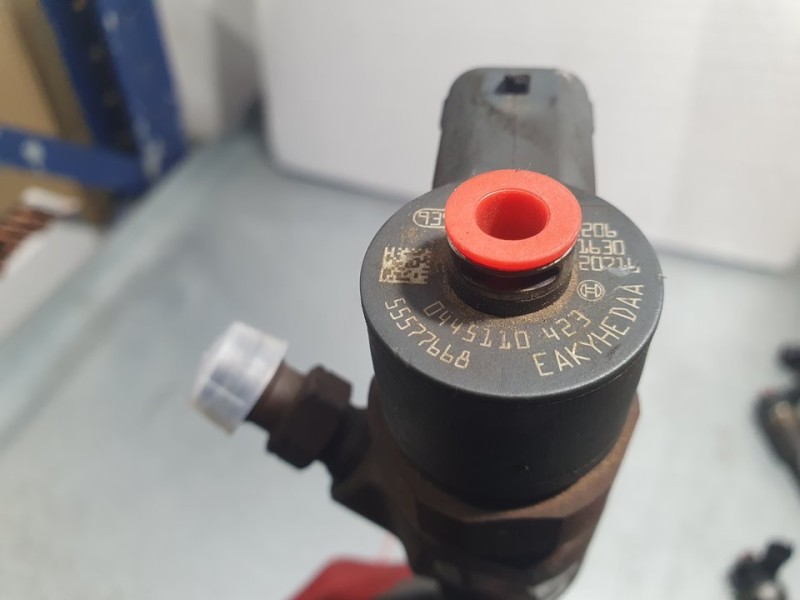 Recambio de inyector para opel insignia berlina selective referencia OEM IAM 55577668 0445110423 BOSCH