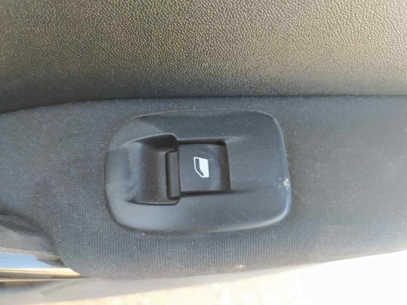 Recambio de mando elevalunas trasero derecho para peugeot 208 tech edition blue hdi referencia OEM IAM 96751119ZD  
