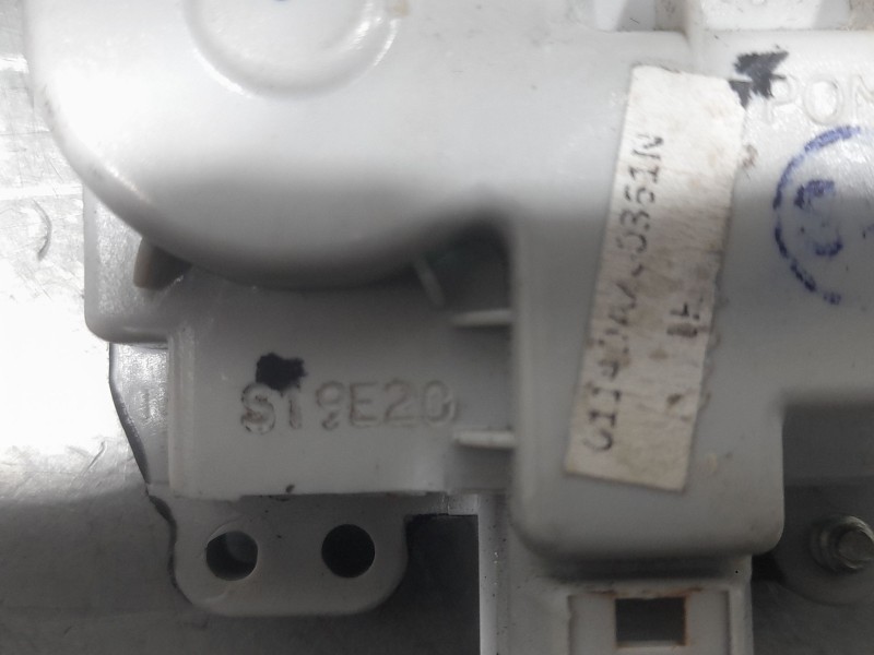 Recambio de cerradura puerta delantera izquierda para mahindra kuv 100 nxt 1.2 vvt referencia OEM IAM 114DAZ00091N  