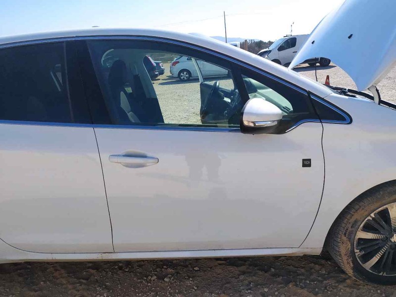 Recambio de puerta delantera derecha para peugeot 208 tech edition blue hdi referencia OEM IAM 9807820680  