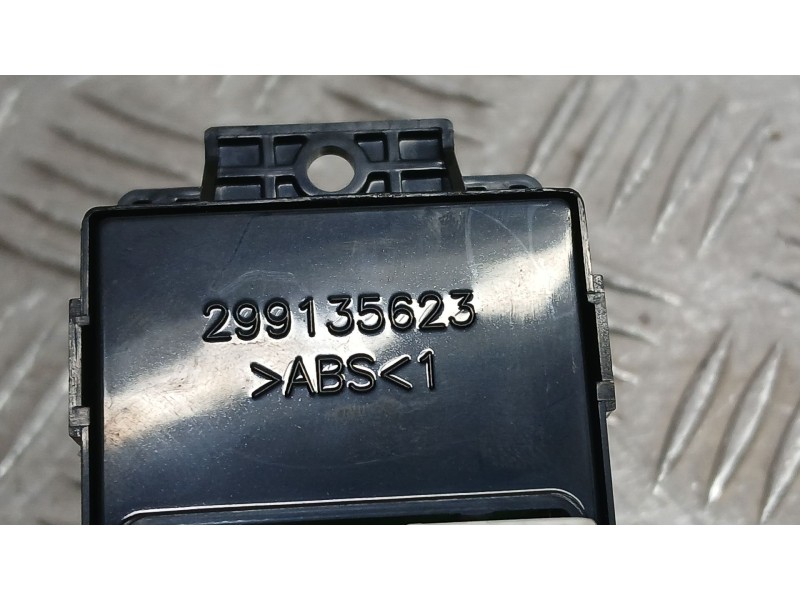 Recambio de mando elevalunas delantero izquierdo para mahindra kuv 100 nxt 1.2 vvt referencia OEM IAM 011JAZ00131N S106 29913562