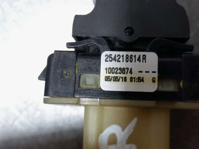 Recambio de mando elevalunas delantero derecho para renault captur life referencia OEM IAM 254218614R  