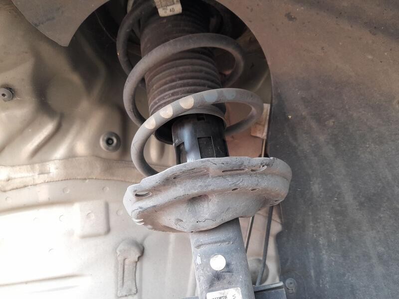 Recambio de amortiguador delantero izquierdo para seat arona (kj7, kjp) 1.0 tsi referencia OEM IAM 2Q0413031AA  