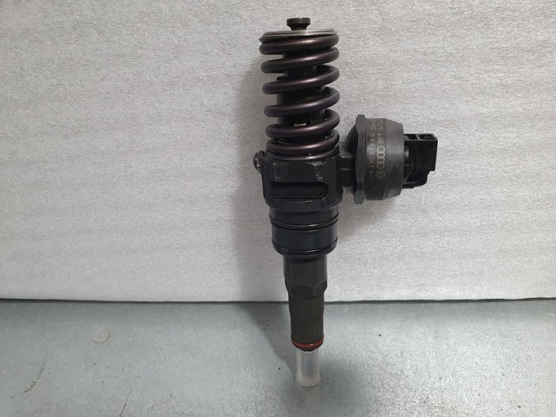 Recambio de inyector para volkswagen golf v berlina (1k1) highline referencia OEM IAM 038130073AG 0414720215 BOSCH