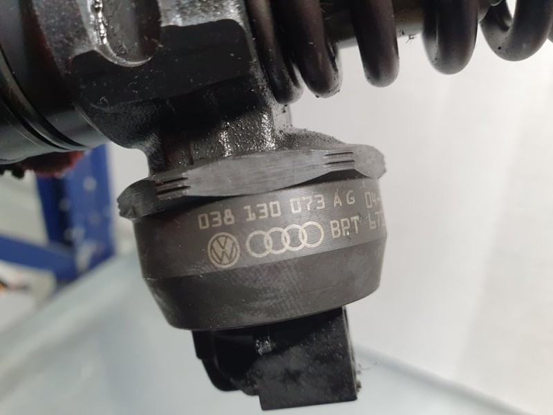 Recambio de inyector para volkswagen golf v berlina (1k1) highline referencia OEM IAM 038130073AG 0414720215 BOSCH