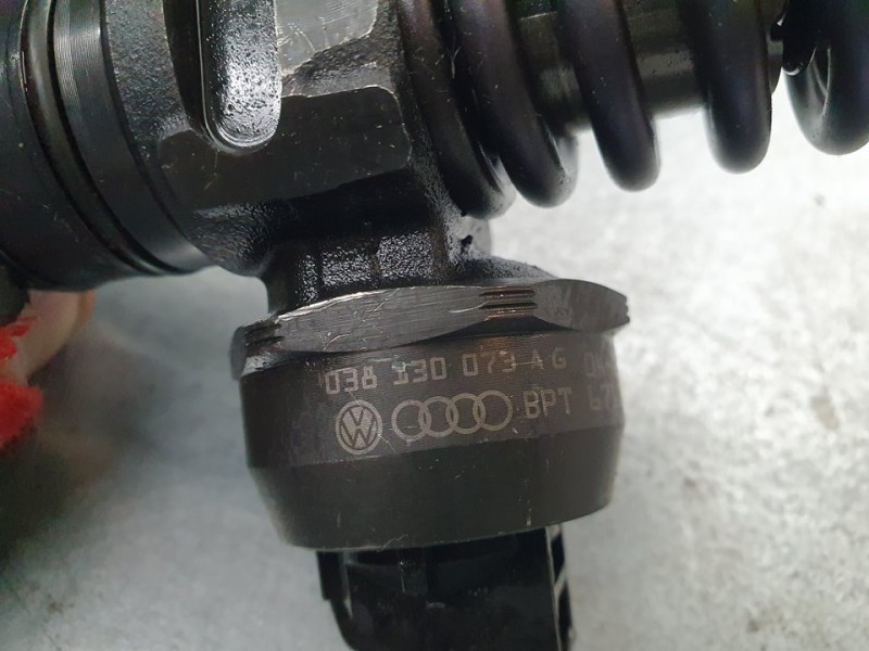 Recambio de inyector para volkswagen golf v berlina (1k1) highline referencia OEM IAM 038130073AG 0414720215 BOSCH