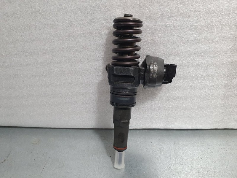 Recambio de inyector para volkswagen golf v berlina (1k1) highline referencia OEM IAM 038130073AG 0414720215 BOSCH