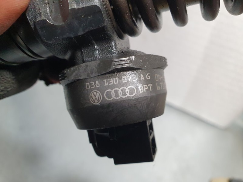 Recambio de inyector para volkswagen golf v berlina (1k1) highline referencia OEM IAM 038130073AG 0414720215 BOSCH