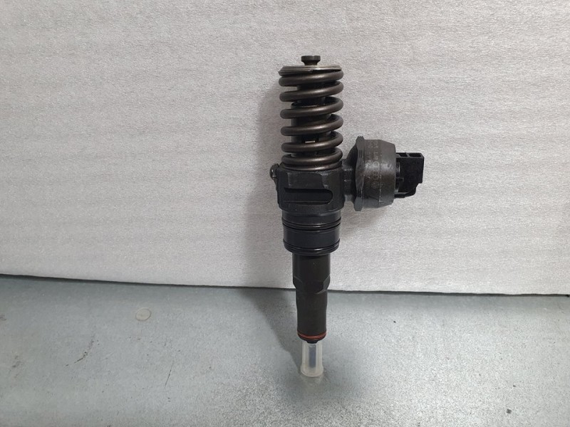 Recambio de inyector para volkswagen golf v berlina (1k1) highline referencia OEM IAM 038130073AG 0414720215 BOSCH