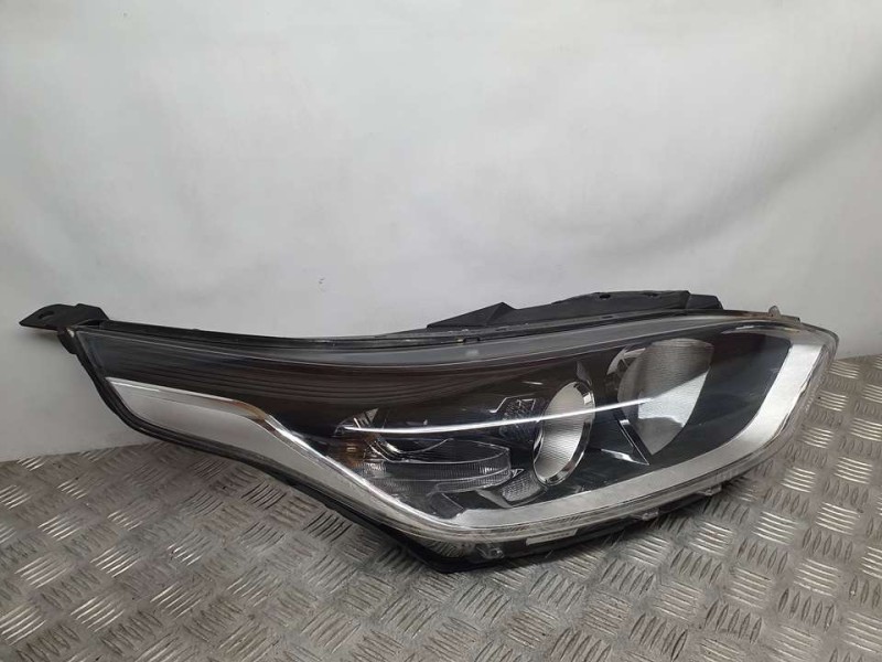 Recambio de faro derecho para kia cee´d drive referencia OEM IAM J792121040 92102J7050 2 PATAS REPARADAS