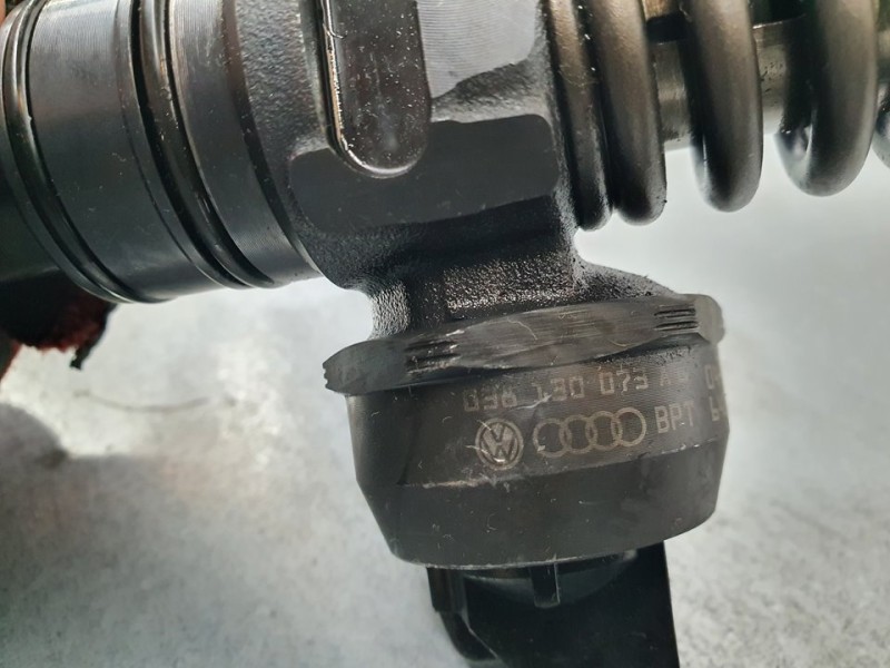 Recambio de inyector para volkswagen golf v berlina (1k1) highline referencia OEM IAM 038130073AG 0414720215 BOSCH