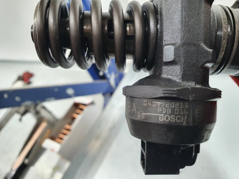 Recambio de inyector para volkswagen golf v berlina (1k1) highline referencia OEM IAM 038130073AG 0414720215 BOSCH