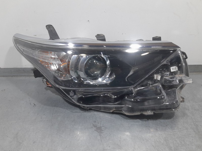 Recambio de faro derecho para toyota auris (_e18_) 1.4 d-4d (nde180_) referencia OEM IAM 8113002K30 90078097 VALEO
