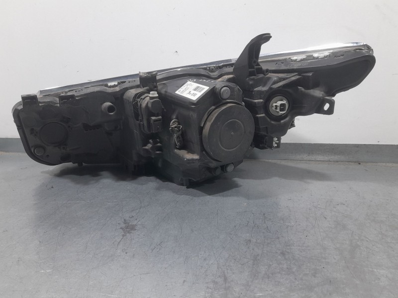 Recambio de faro derecho para toyota auris (_e18_) 1.4 d-4d (nde180_) referencia OEM IAM 8113002K30 90078097 VALEO