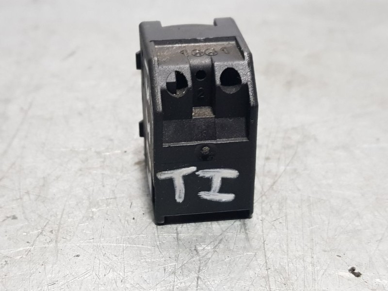 Recambio de mando elevalunas trasero izquierdo para skoda octavia berlina (1u2) elegance referencia OEM IAM 3B0959855  