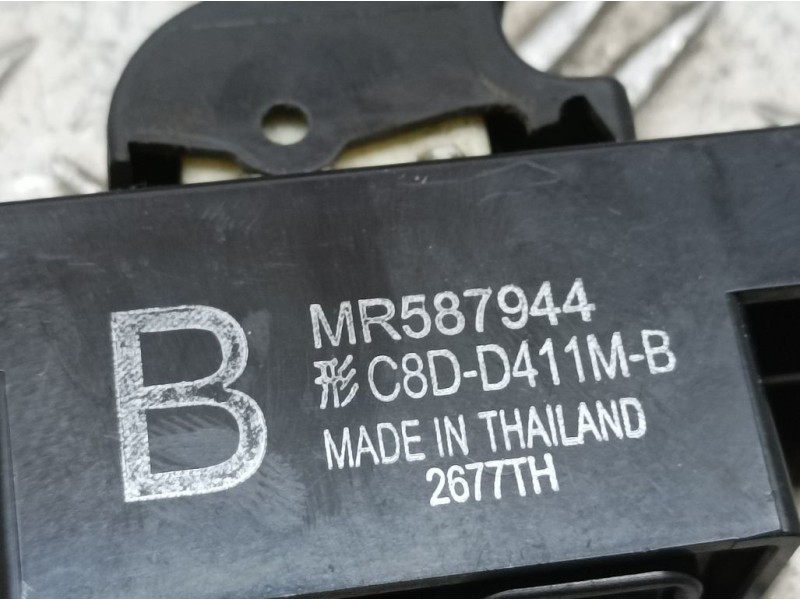 Recambio de mando elevalunas delantero derecho para mitsubishi colt berlina 5 (z30a) 1.3 atlantis referencia OEM IAM MR587944 C8