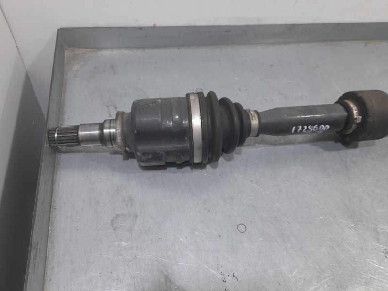 Recambio de transmision delantera derecha para toyota auris (_e18_) 1.4 d-4d (nde180_) referencia OEM IAM 22051550733737  