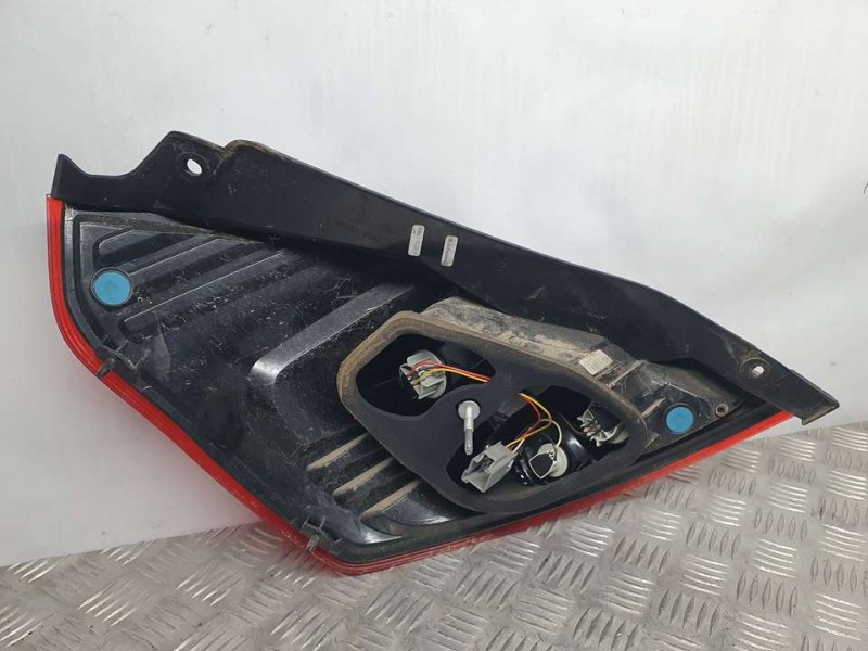 Recambio de piloto trasero derecho para ford fiesta (ccn) trend referencia OEM IAM C1BB13404AE  ROZADO