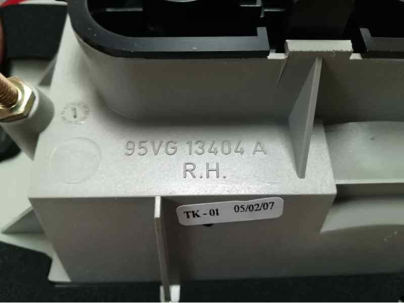 Recambio de piloto trasero derecho para ford fiesta courier (dx) referencia OEM IAM 95VG13404A  