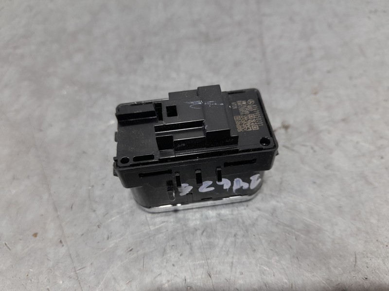 Recambio de mando elevalunas trasero derecho para mercedes-benz clase b (247) b180 referencia OEM IAM A1679050201  