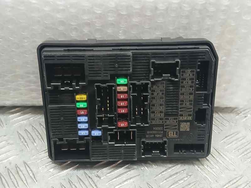 Recambio de caja reles / fusibles para nissan towstar acenta referencia OEM IAM 284B66911R P711000AVB 