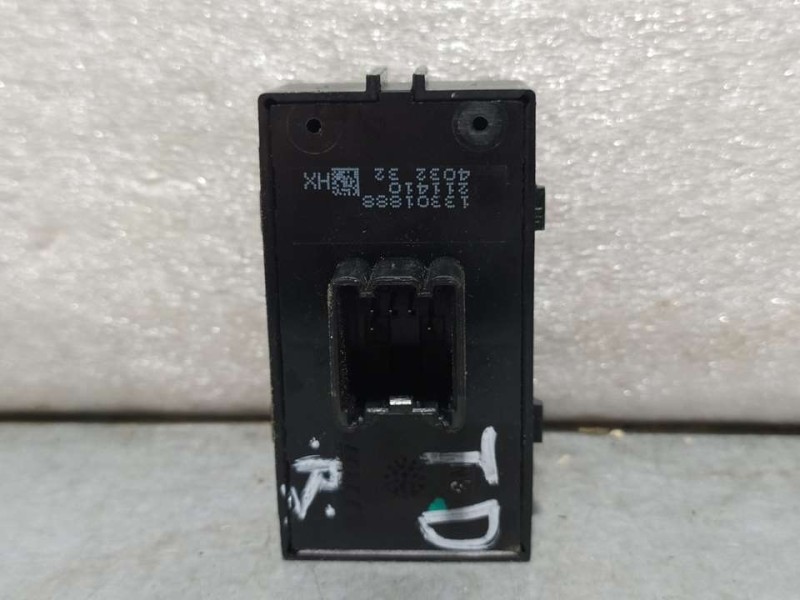 Recambio de mando elevalunas trasero derecho para opel zafira tourer excellence referencia OEM IAM 13301888  