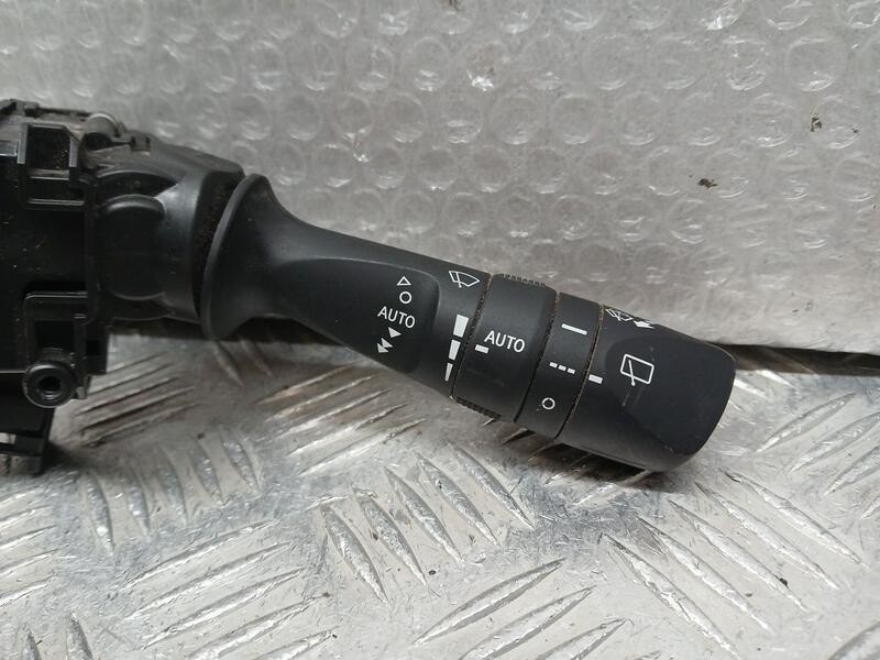 Recambio de mando limpia para toyota auris active referencia OEM IAM 0267017f858  