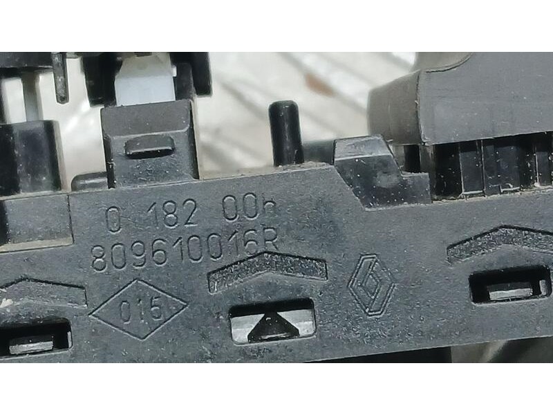 Recambio de mando elevalunas delantero izquierdo para renault scenic iii emotion referencia OEM IAM 809610016R  C/ MANDO RETROVI