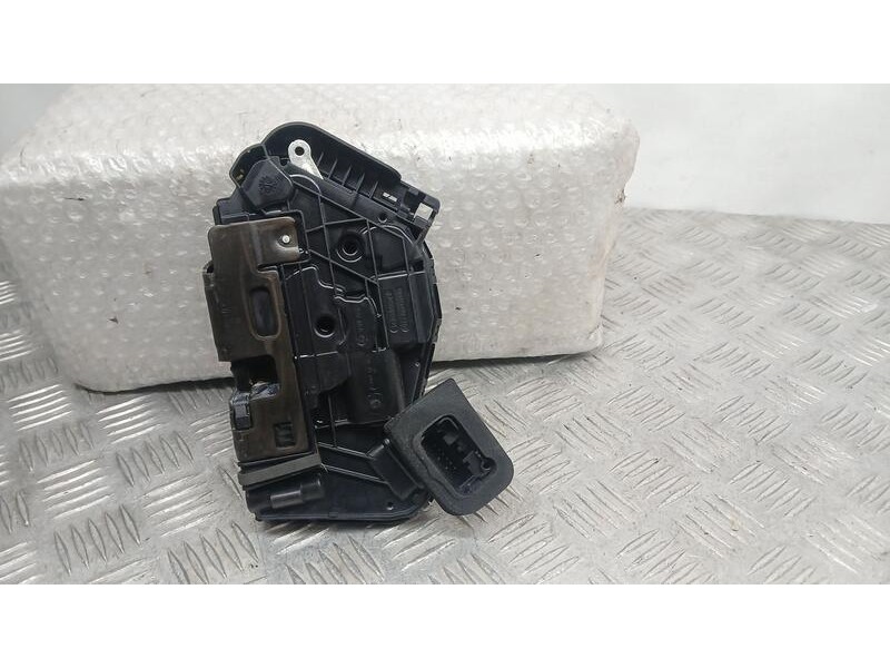 Recambio de cerradura puerta delantera derecha para volkswagen polo advance referencia OEM IAM 5TB837016A ELECTRICA 