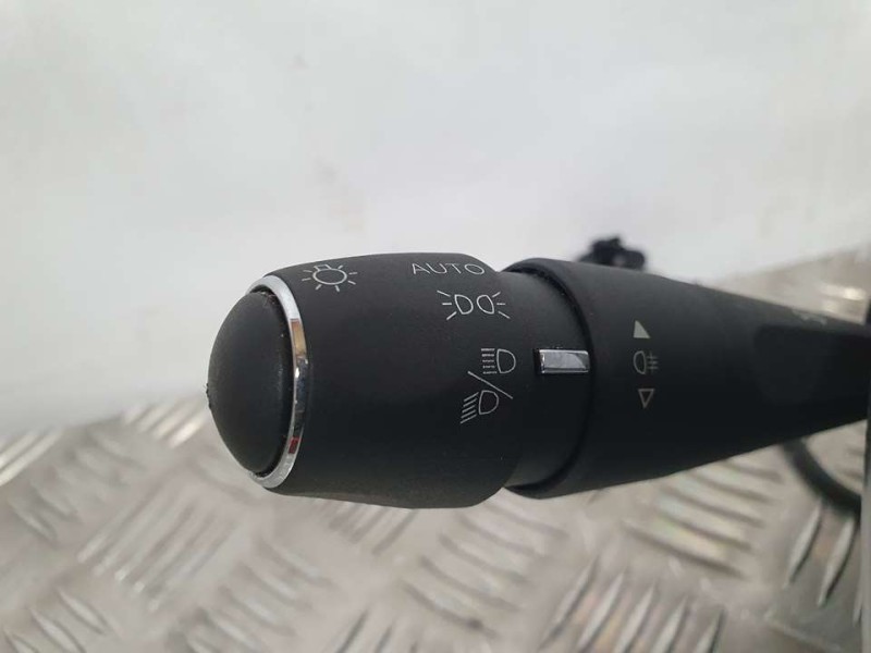 Recambio de mando luces y limpia para peugeot 5008 gt line 1.5 hdi 130 cv referencia OEM IAM 96756731ZD E10655820 CON LEVAS