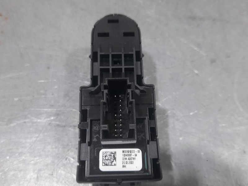 Recambio de mando elevalunas delantero izquierdo para peugeot 208 ii (ub_, up_, uw_, uj_) 1.5 bluehdi 100 referencia OEM IAM 983