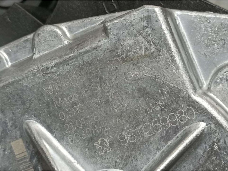 Recambio de motor limpia trasero para peugeot 5008 gt line 1.5 hdi 130 cv referencia OEM IAM 9811259980 0390205112 BOSCH