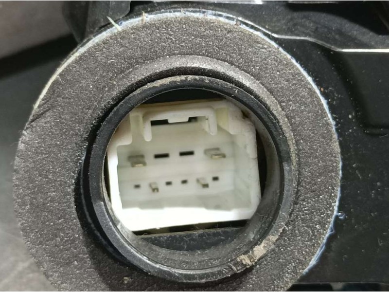 Recambio de cerradura puerta trasera derecha para toyota verso active referencia OEM IAM A046693  ELECTRICA