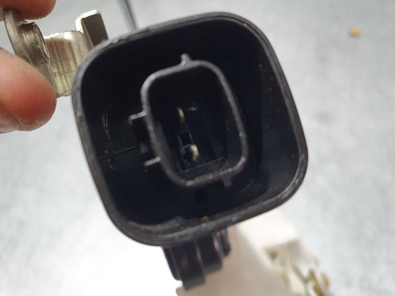 Recambio de cerradura puerta trasera izquierda para suzuki alto amf 310 glx referencia OEM IAM SIN REF  2 PINES
