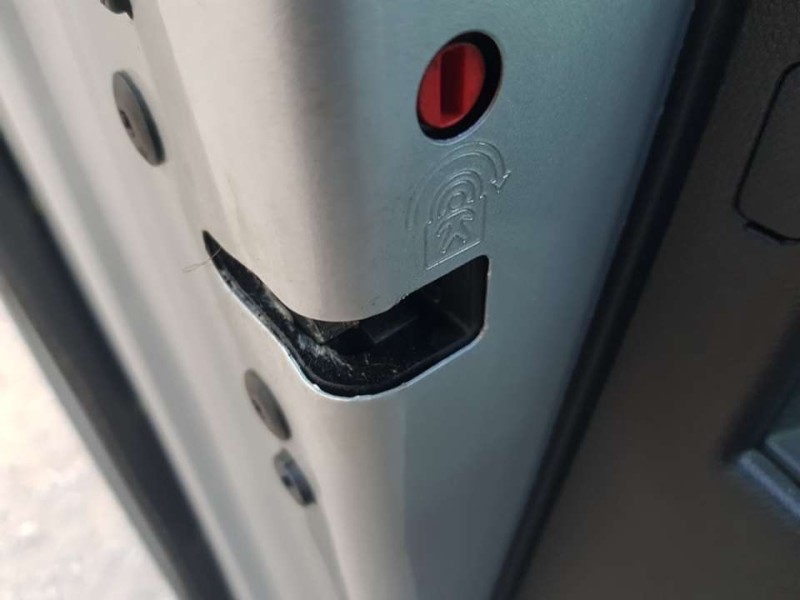 Recambio de cerradura puerta trasera izquierda para opel corsa f edition referencia OEM IAM 9844413080  