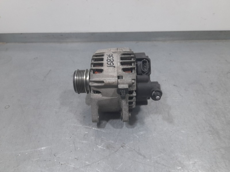 Recambio de alternador para kia cee´d hatchback (ed) 1.6 crdi 90 referencia OEM IAM 373002A601 TG12C140 VALEO