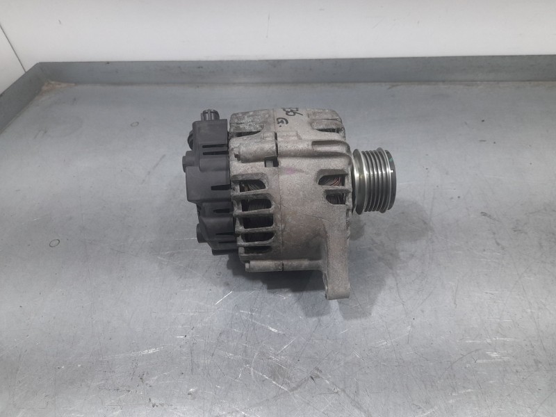 Recambio de alternador para kia cee´d hatchback (ed) 1.6 crdi 90 referencia OEM IAM 373002A601 TG12C140 VALEO