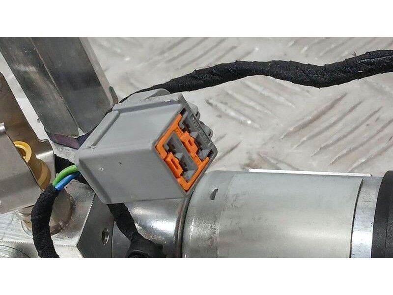 Recambio de motor porton trasero para volvo xc60 summum awd referencia OEM IAM 30799918 DPE1112526 1354610B