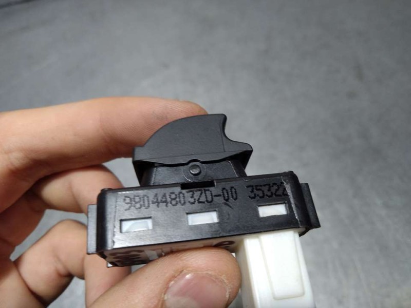 Recambio de mando elevalunas delantero derecho para peugeot 208 (p2) active referencia OEM IAM 98044803ZD  