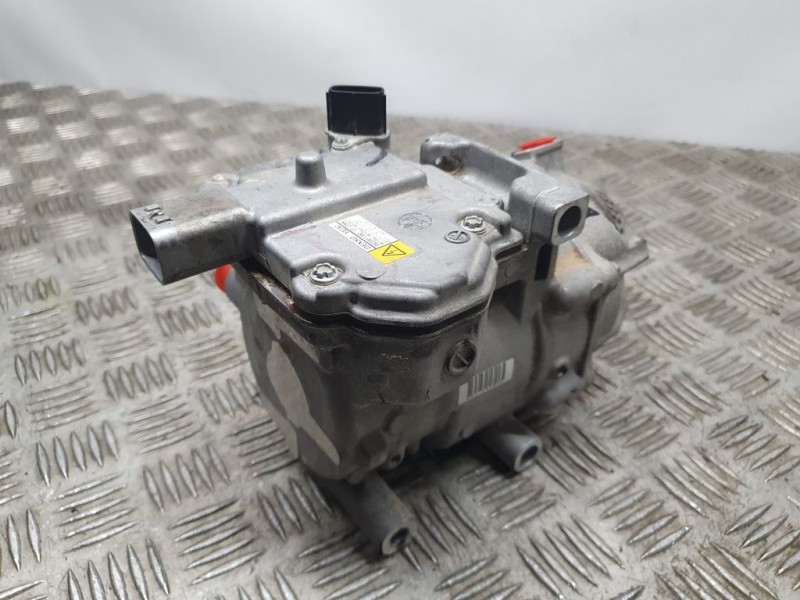 Recambio de compresor aire acondicionado para toyota yaris hsd city referencia OEM IAM 0422001350  DENSO