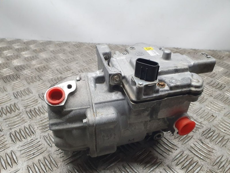 Recambio de compresor aire acondicionado para toyota yaris hsd city referencia OEM IAM 0422001350  DENSO