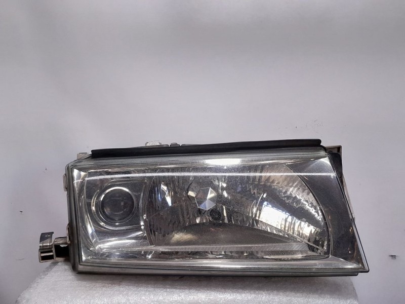 Recambio de faro derecho para skoda octavia berlina (1u2) elegance referencia OEM IAM 1U1941018P  