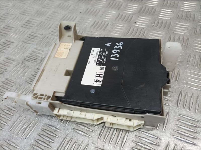 Recambio de caja reles / fusibles para toyota yaris active hybrid referencia OEM IAM 892210D120 MB2380008621 DENSO