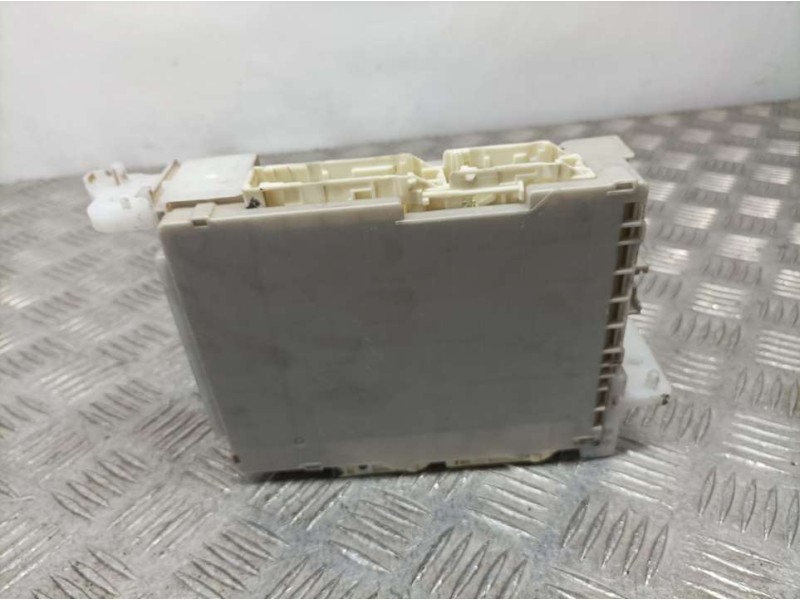 Recambio de caja reles / fusibles para toyota yaris active hybrid referencia OEM IAM 892210D120 MB2380008621 DENSO