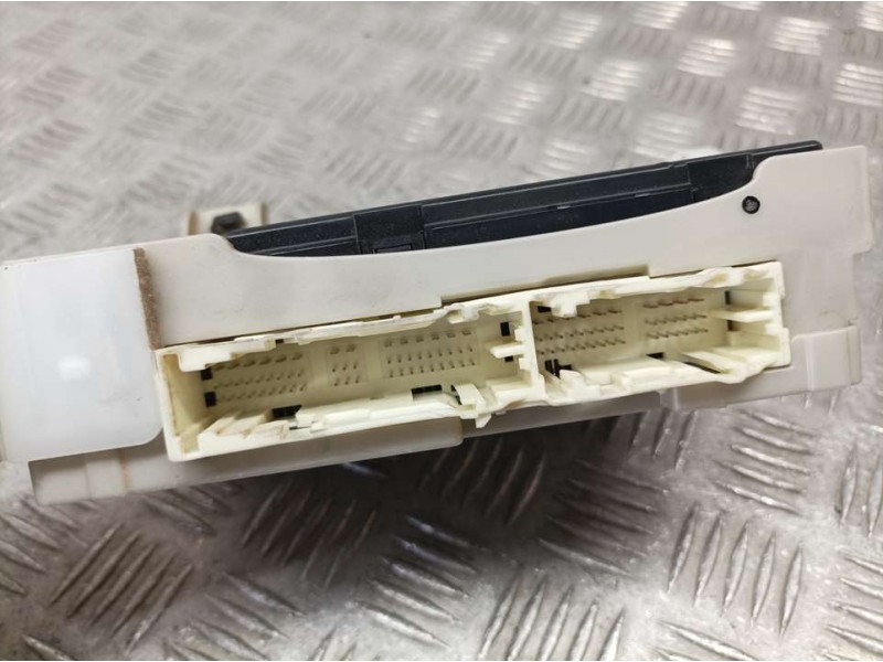 Recambio de caja reles / fusibles para toyota yaris active hybrid referencia OEM IAM 892210D120 MB2380008621 DENSO